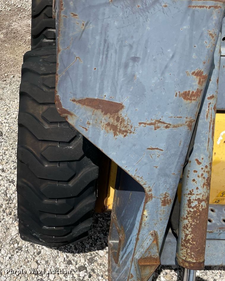 image for item LV9787 2001 New Holland LS140  skid steer loader