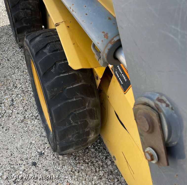image for item LV9787 2001 New Holland LS140  skid steer loader