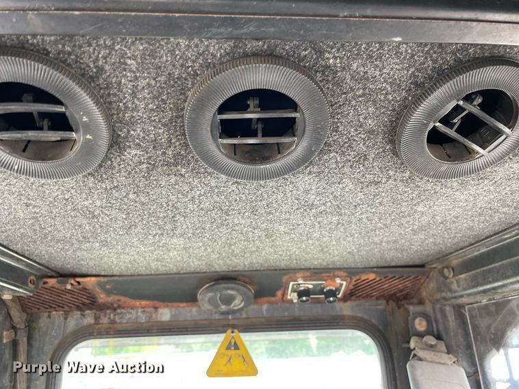 image for item LV9788 1994 New Holland LX465  skid steer loader