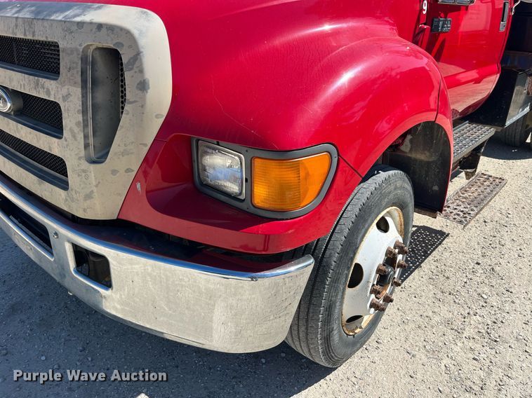 image for item MG9402 2006  Ford F750 Super Duty  dump flatbed truck