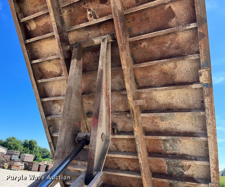 image for item MG9402 2006  Ford F750 Super Duty  dump flatbed truck