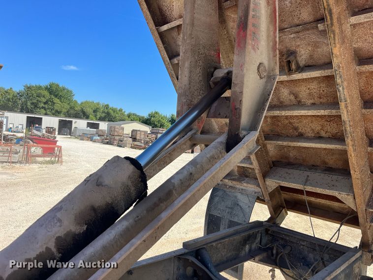 image for item MG9402 2006  Ford F750 Super Duty  dump flatbed truck