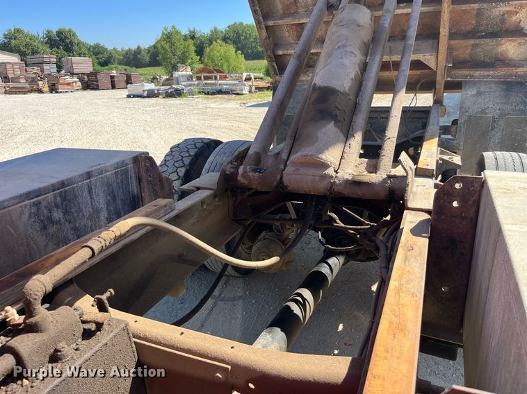 image for item MG9402 2006  Ford F750 Super Duty  dump flatbed truck