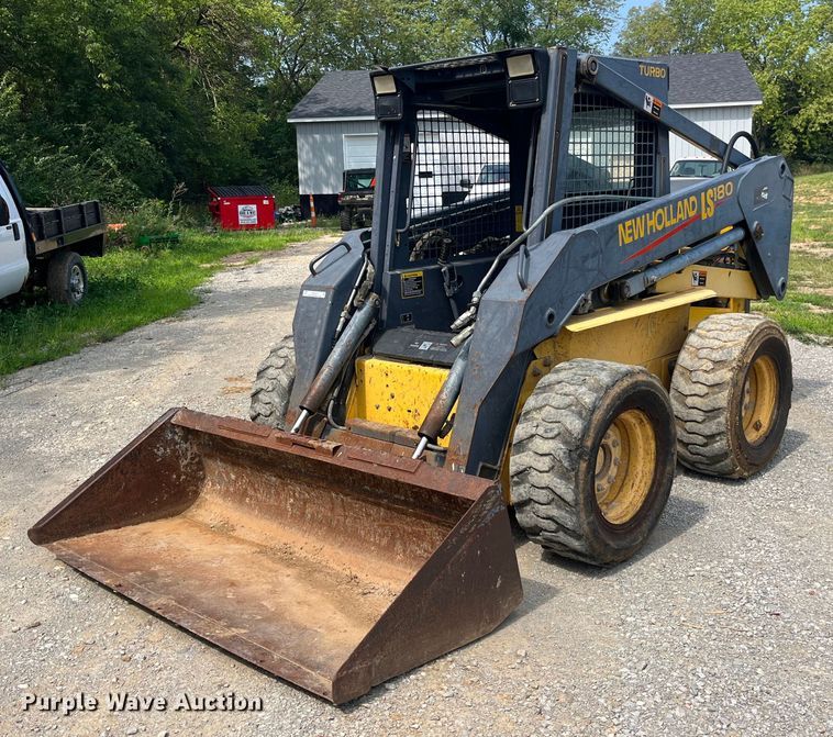 image for item MG9437 2000 New Holland LS180  skid steer loader