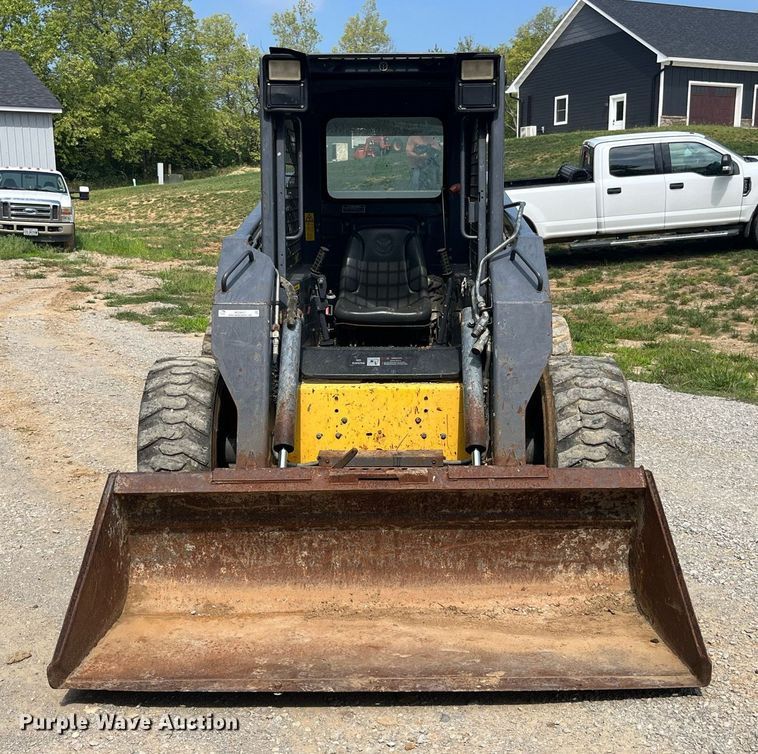 image for item MG9437 2000 New Holland LS180  skid steer loader