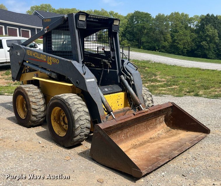 image for item MG9437 2000 New Holland LS180  skid steer loader