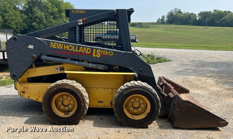 image for item MG9437 2000 New Holland LS180  skid steer loader