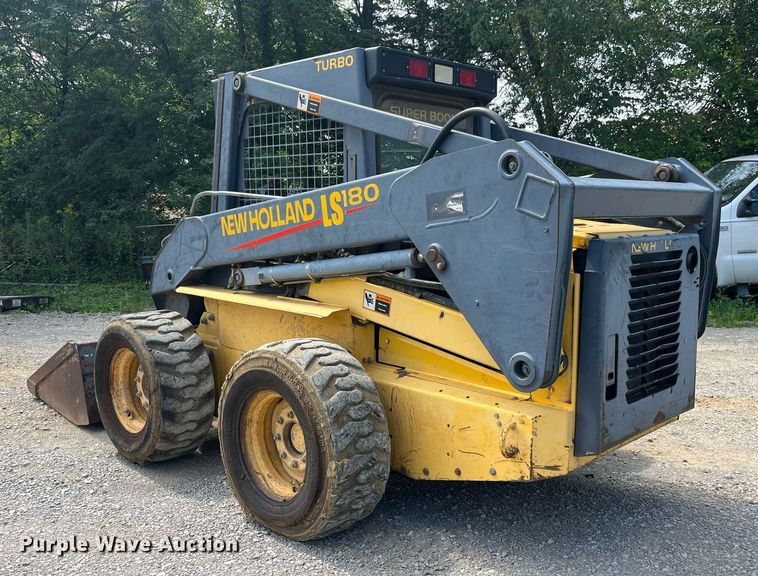 image for item MG9437 2000 New Holland LS180  skid steer loader