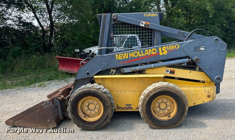 image for item MG9437 2000 New Holland LS180  skid steer loader