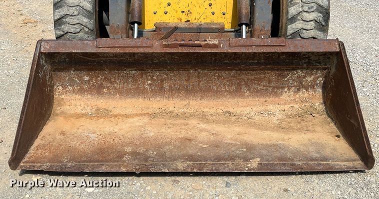 image for item MG9437 2000 New Holland LS180  skid steer loader