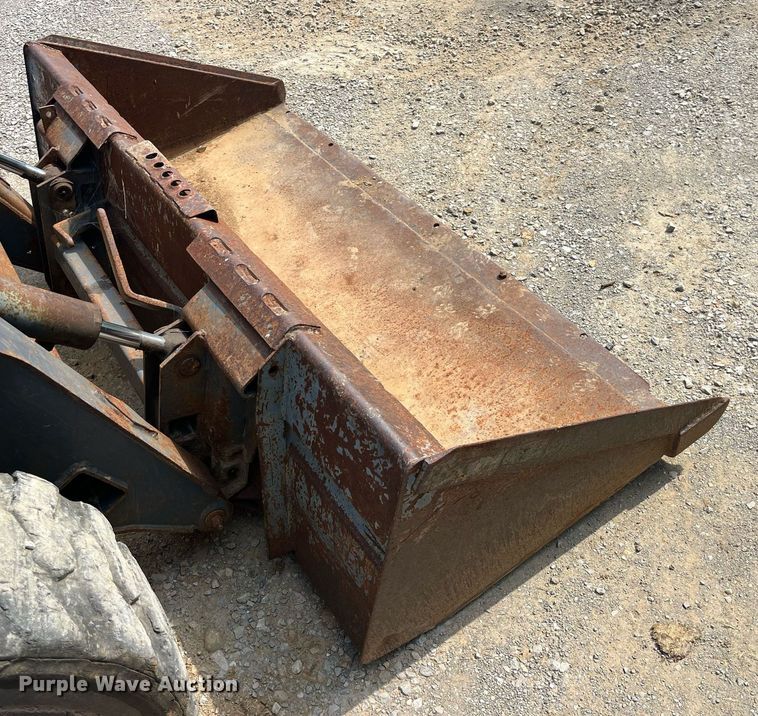 image for item MG9437 2000 New Holland LS180  skid steer loader