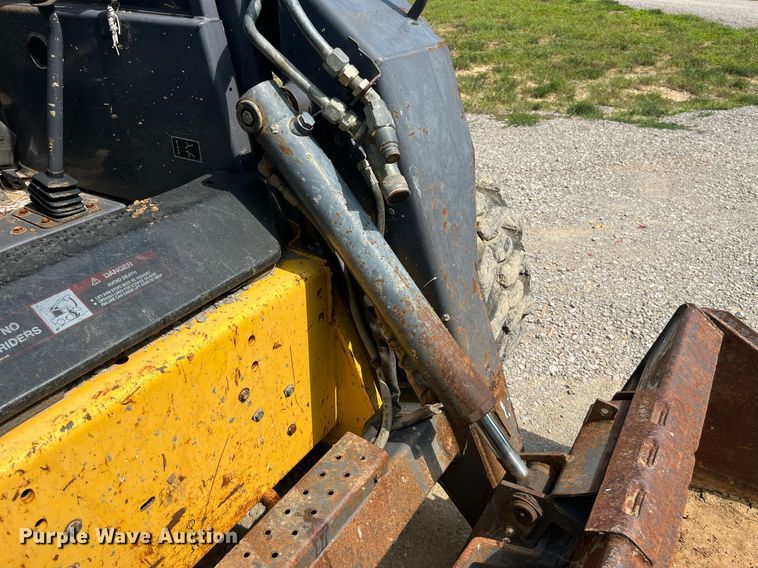 image for item MG9437 2000 New Holland LS180  skid steer loader