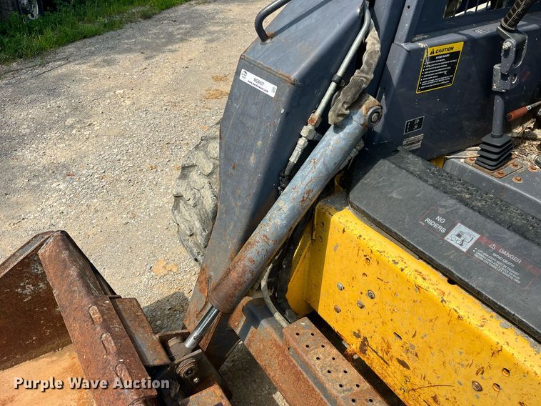 image for item MG9437 2000 New Holland LS180  skid steer loader