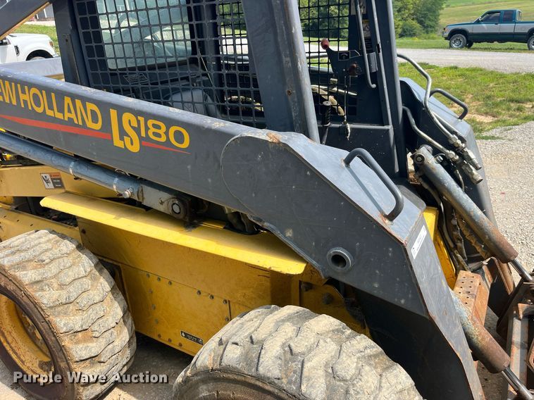 image for item MG9437 2000 New Holland LS180  skid steer loader