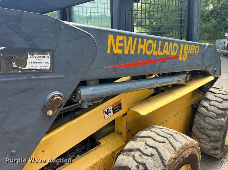 image for item MG9437 2000 New Holland LS180  skid steer loader