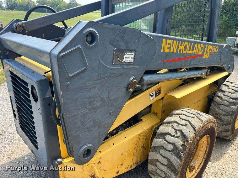 image for item MG9437 2000 New Holland LS180  skid steer loader