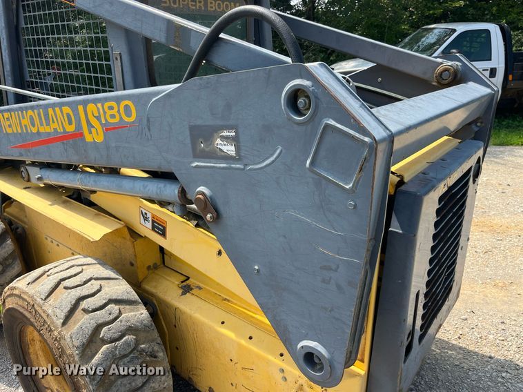 image for item MG9437 2000 New Holland LS180  skid steer loader