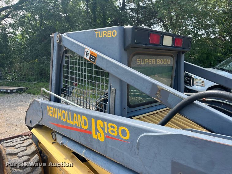image for item MG9437 2000 New Holland LS180  skid steer loader