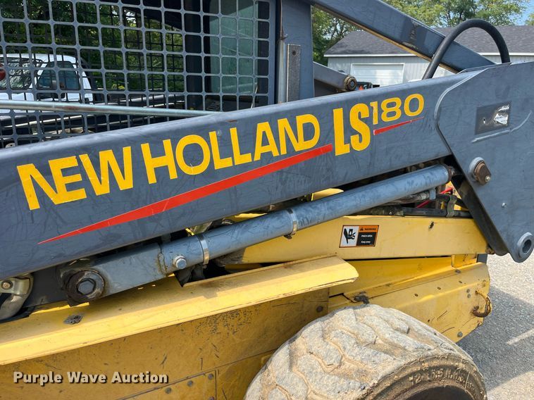 image for item MG9437 2000 New Holland LS180  skid steer loader