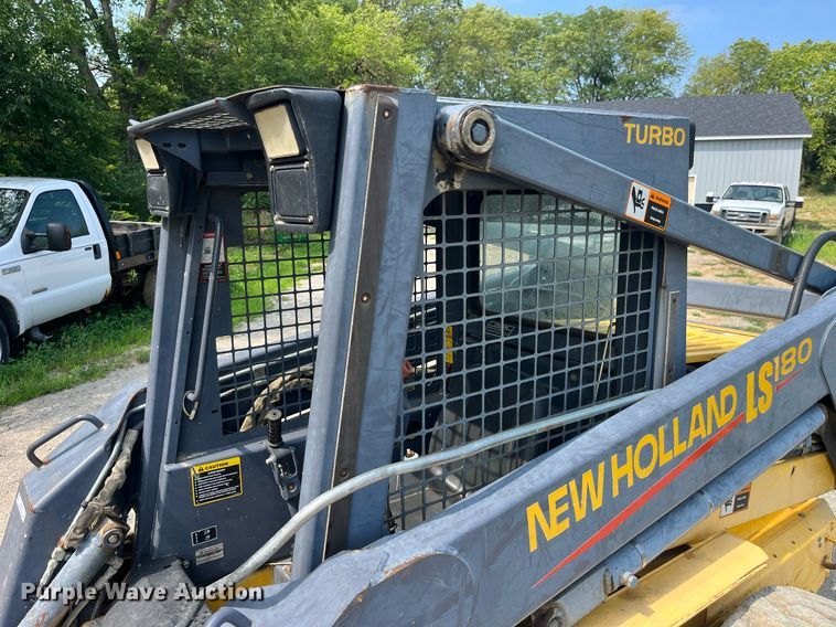 image for item MG9437 2000 New Holland LS180  skid steer loader