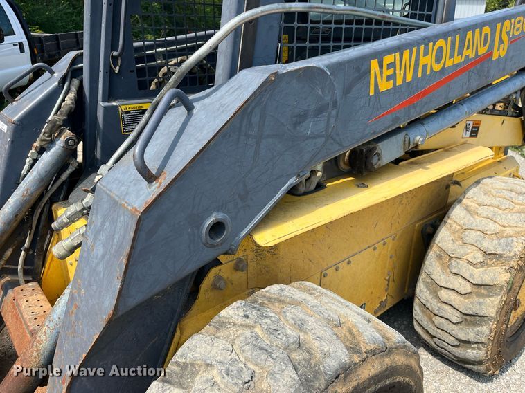 image for item MG9437 2000 New Holland LS180  skid steer loader