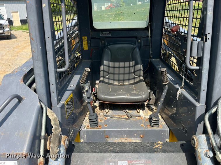 image for item MG9437 2000 New Holland LS180  skid steer loader