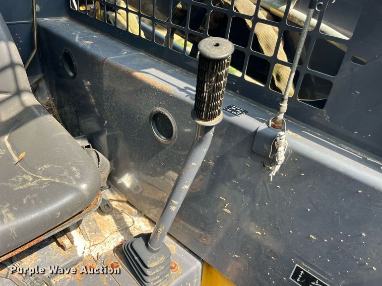 image for item MG9437 2000 New Holland LS180  skid steer loader