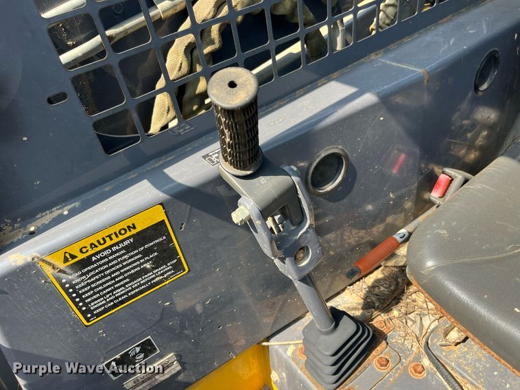 image for item MG9437 2000 New Holland LS180  skid steer loader