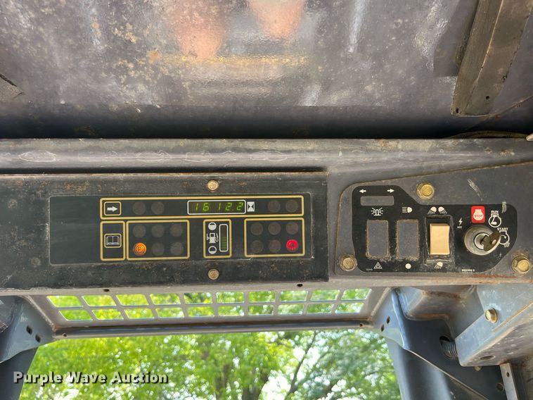 image for item MG9437 2000 New Holland LS180  skid steer loader