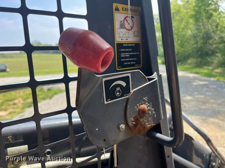 image for item MG9437 2000 New Holland LS180  skid steer loader