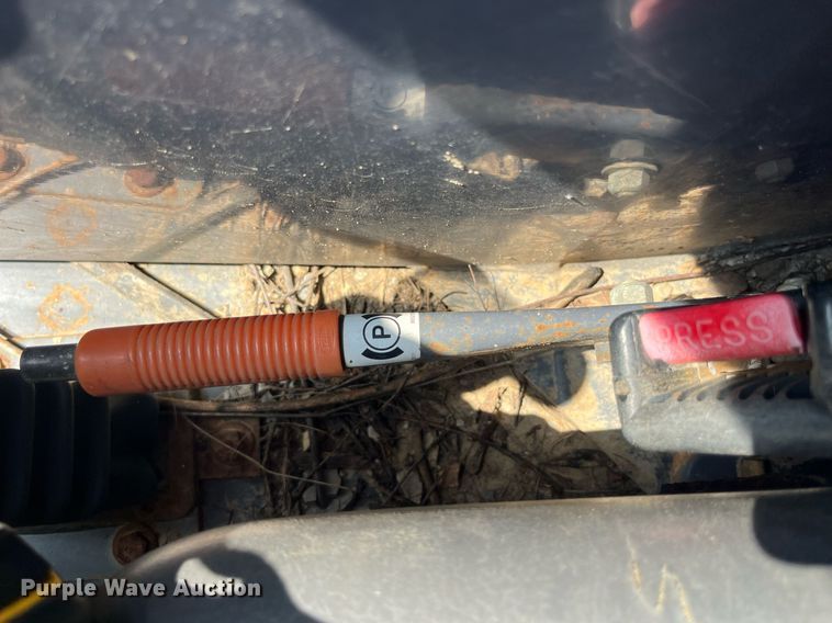 image for item MG9437 2000 New Holland LS180  skid steer loader