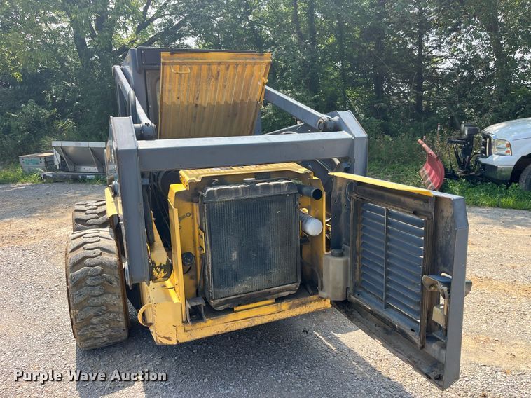 image for item MG9437 2000 New Holland LS180  skid steer loader