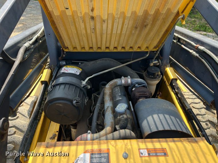 image for item MG9437 2000 New Holland LS180  skid steer loader