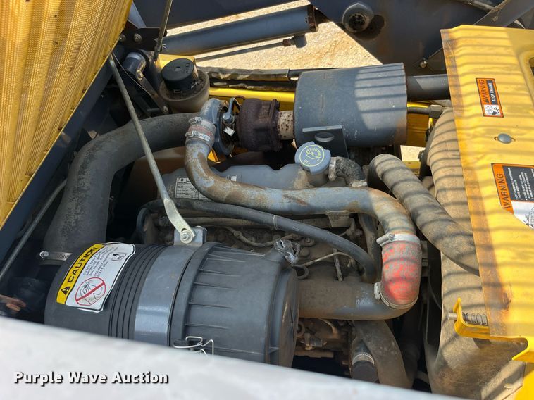 image for item MG9437 2000 New Holland LS180  skid steer loader