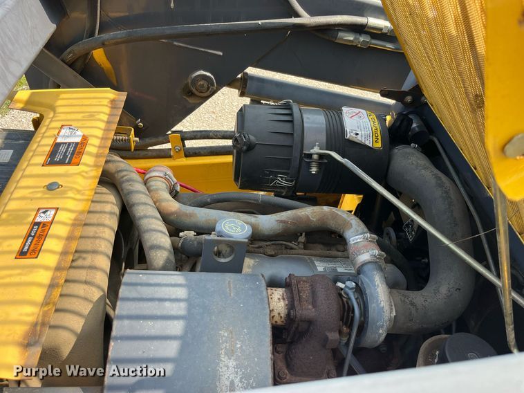 image for item MG9437 2000 New Holland LS180  skid steer loader