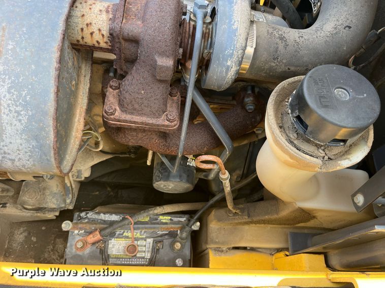 image for item MG9437 2000 New Holland LS180  skid steer loader