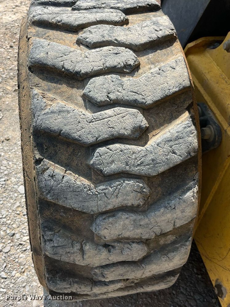 image for item MG9437 2000 New Holland LS180  skid steer loader