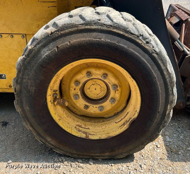 image for item MG9437 2000 New Holland LS180  skid steer loader