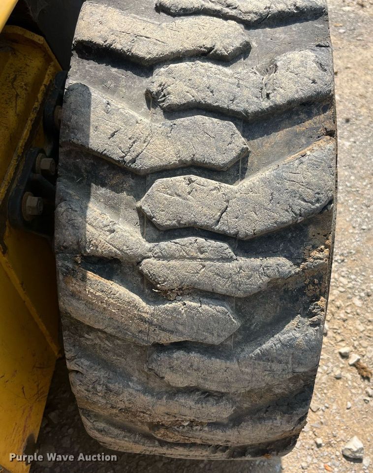 image for item MG9437 2000 New Holland LS180  skid steer loader