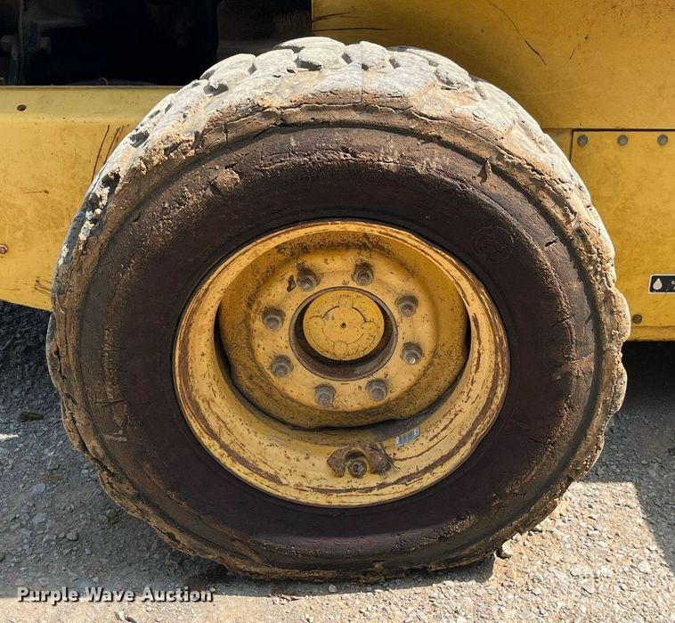 image for item MG9437 2000 New Holland LS180  skid steer loader