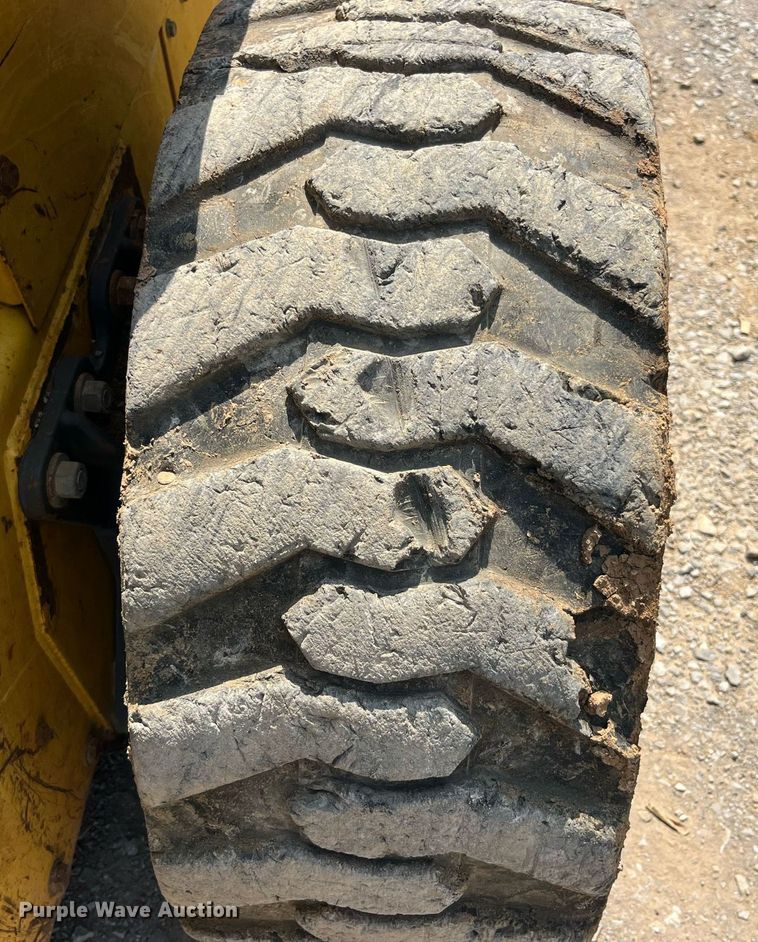 image for item MG9437 2000 New Holland LS180  skid steer loader