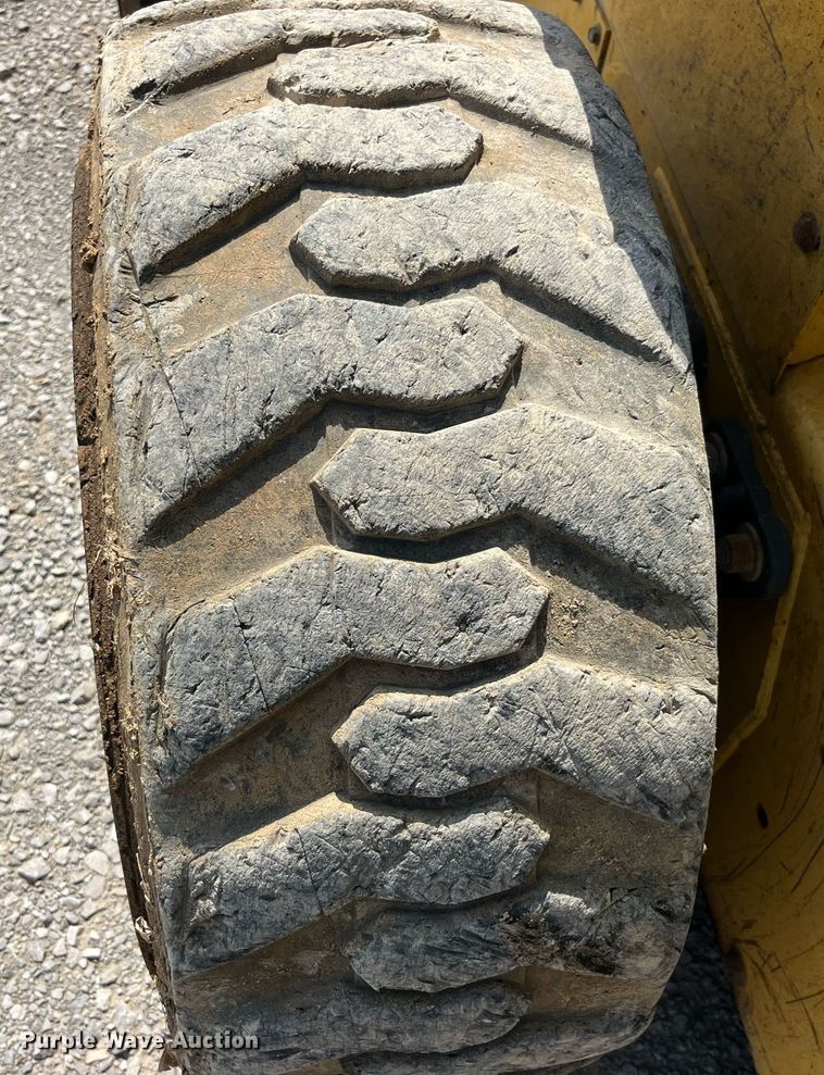 image for item MG9437 2000 New Holland LS180  skid steer loader