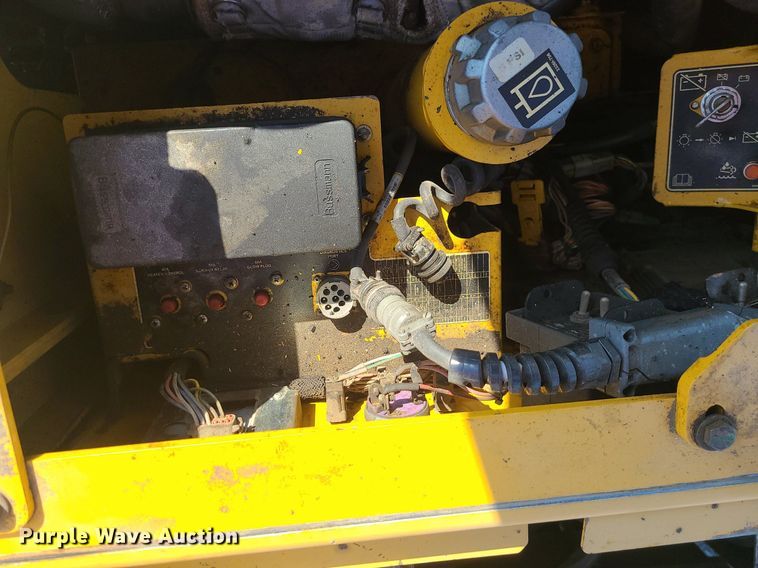 image for item MG9737 2016 Weiler P385B  paver