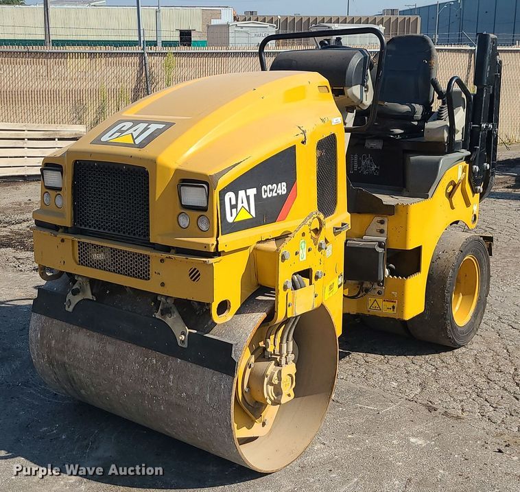 image for item MG9738 2019 Caterpillar CC24B  combination vibratory roller