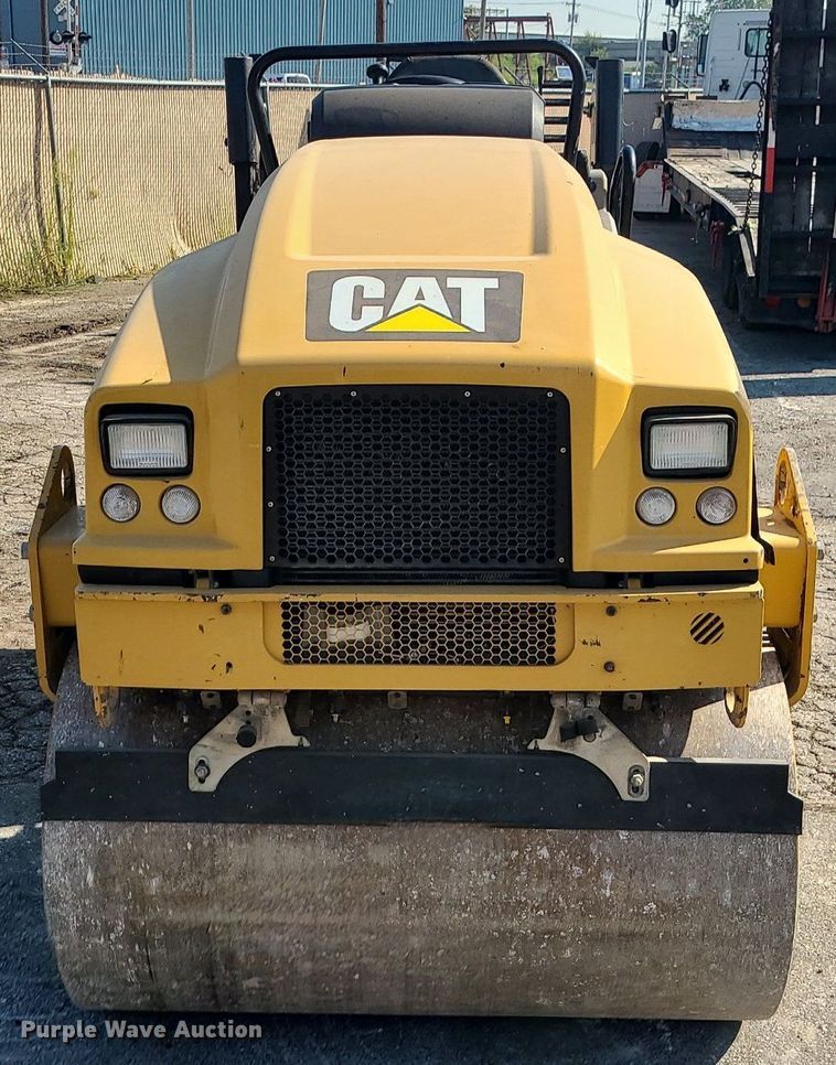 image for item MG9738 2019 Caterpillar CC24B  combination vibratory roller