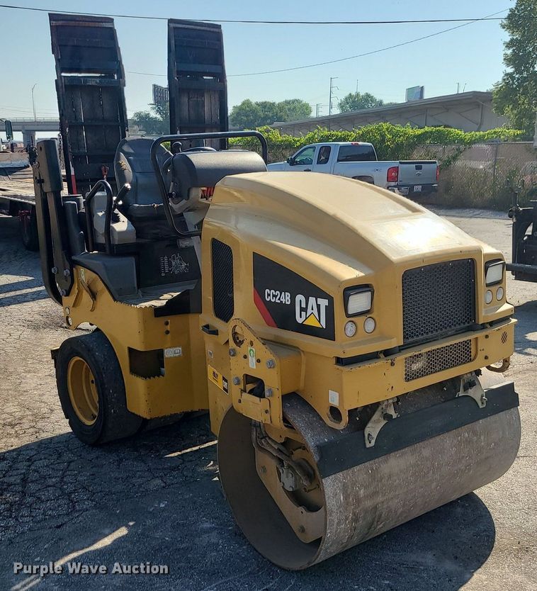 image for item MG9738 2019 Caterpillar CC24B  combination vibratory roller