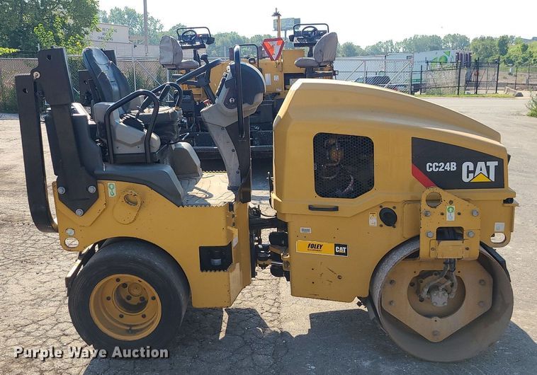 image for item MG9738 2019 Caterpillar CC24B  combination vibratory roller