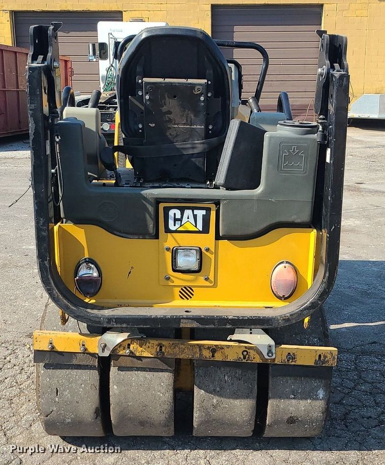 image for item MG9738 2019 Caterpillar CC24B  combination vibratory roller