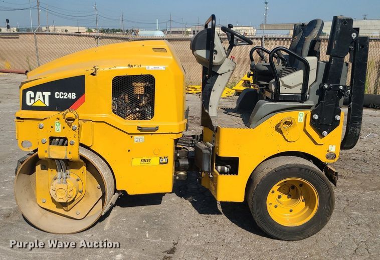 image for item MG9738 2019 Caterpillar CC24B  combination vibratory roller
