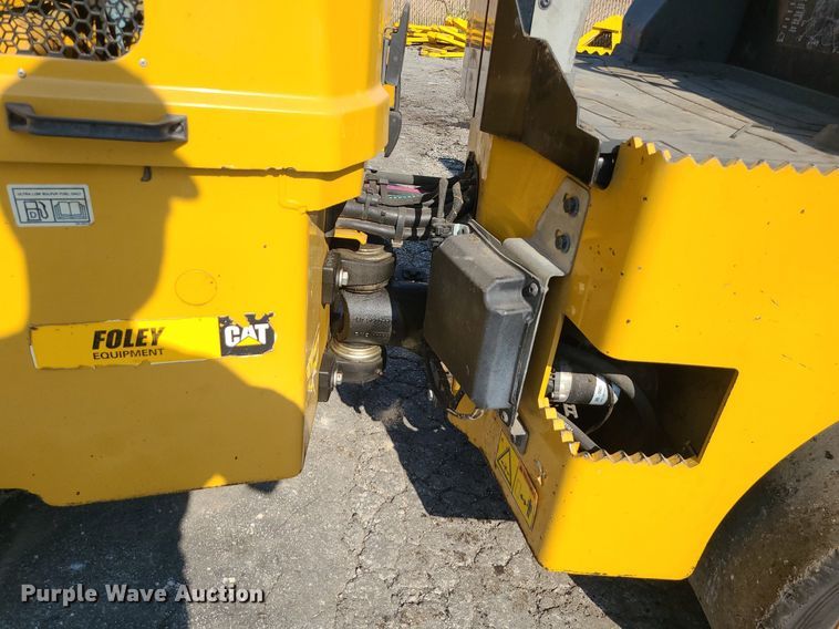 image for item MG9738 2019 Caterpillar CC24B  combination vibratory roller